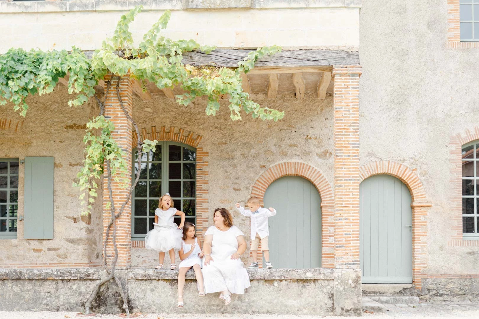robe gris marron mariage extérieur